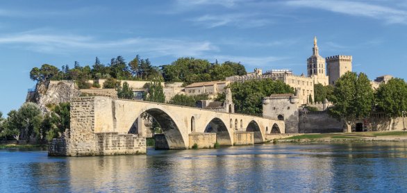 Avignon mit Brücke Pont St. Benezet und Papstpalast © Zechal-fotolia.com