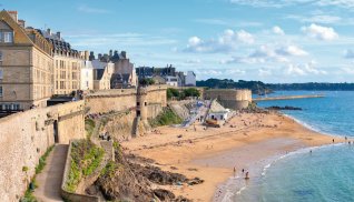 Stadtmauern von St. Malo &copy; Boris Stroujko - shutterstock.com