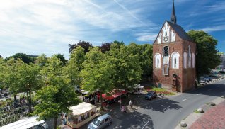 Marktplatz und Ludgerikirchturm in Norden © Kurverwaltung Norden-Norddeich