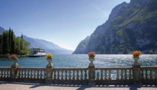 Uferpromenade in Riva del Garda © XtravaganT-fotolia.com