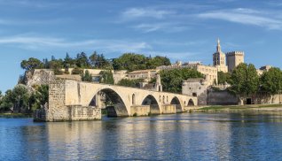 Avignon mit Brücke Pont St. Benezet und Papstpalast © Zechal-fotolia.com