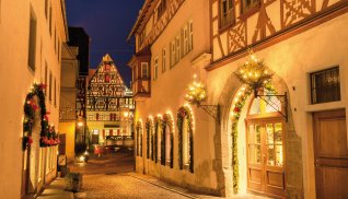 Weihnachtliche Gasse in Rothenburg o. d. Tauber © diyanadimitrova-fotolia.com