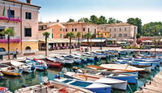 Uferpromenade und Hafen in Bardolino © Norbert Suessenguth-stock.adobe.com