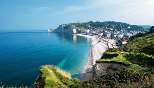 Blick auf die Kreidefelsen von Etretat &copy; Rangzen-fotolia.com