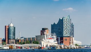 Hamburger Hafen mit Elbphilharmonie © dietwalther-fotolia.com