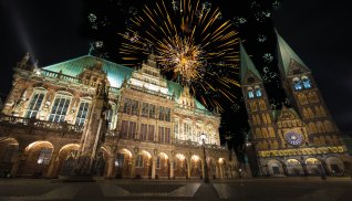Silvesterfeuerwerk über St. Petri Dom &copy; Klaus Tetzner-stock.adobe.com