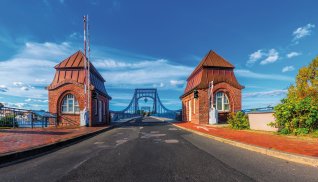 Historische Kaiser-Wilhelm-Brücke in Wilhelmshaven © costadelsol-fotolia.com