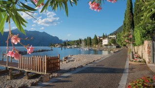 Spazierweg am Gardaseeufer Malcesine © SusaZoom-fotolia.com