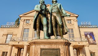 Goethe-Schiller-Denkmal vor dem Deutschen Nationaltheater in Weimar   © Thüringer Tourismus GmbH/Florian Trykowski