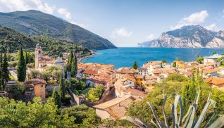 Blick über Torbole am Gardasee © mRGB - stock.adobe.com