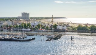 Warnemünde Strand und Hafen © ThomBal - stock.adobe.com