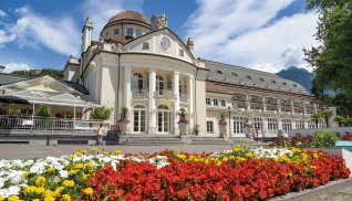 Kurhaus und Promenade in Meran © Henry Czauderna - stock.adobe.com