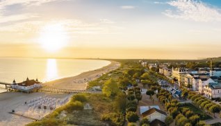 Luftbild Ahlbecker Strand mit Seebrücke und Promenade © motivthueringen8 - stock.adobe.com