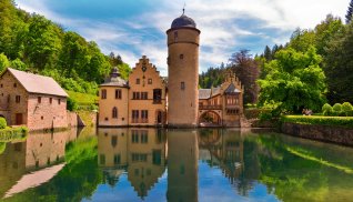 Schloss Mespelbrunn © Ilhan Balta - stock.adobe.com