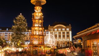 Weihnachtspyramide auf dem Dresdner Striezelmarkt © Alexander Erdbeer - stock.adobe.com