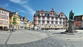 Marktplatz mit Prinz Albert Statue in Coburg © Robert - stock.adobe.com