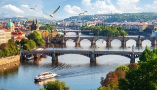 Prager Brücken über die Moldau &copy; Givaga - stock.adobe.com