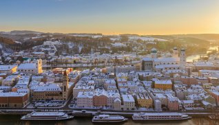 Blick auf das verschneite Passau © mmuenzl - stock.adobe.com