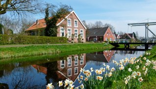 Kanal in Westgroßefehn mit Klappbrücke © www.ostfriesland.travel 