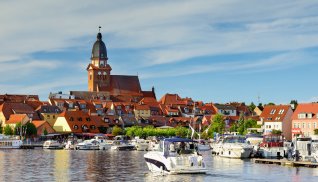 Waren: Hafen mit St. Marienkirche © DZT/Francesco Carovillano