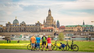 Radlerstop am Elbufer in Dresden &copy; Alberto Giron - stock.adobe.com