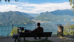 Radlerpause am Lago Maggiore © AleMasche72 - stock.adobe.com