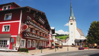 View of the square Abtenau in Austrian Alps © milda79 - stock.adobe.com