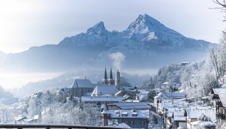 Berchtesgaden mit Blick auf den Watzmann &copy; Stefanie - stock.adobe.com