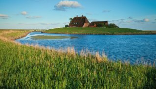 Kirchwarft - Hallig Hooge © c_images-fotolia.com