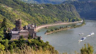 Burg Katz mit Loreleyfelsen © Frank Wagner - stock.adobe.com